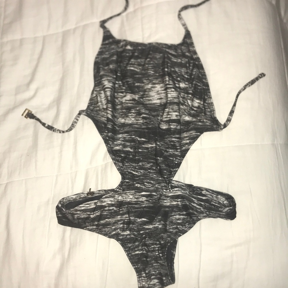 Água de coco monokini gently used